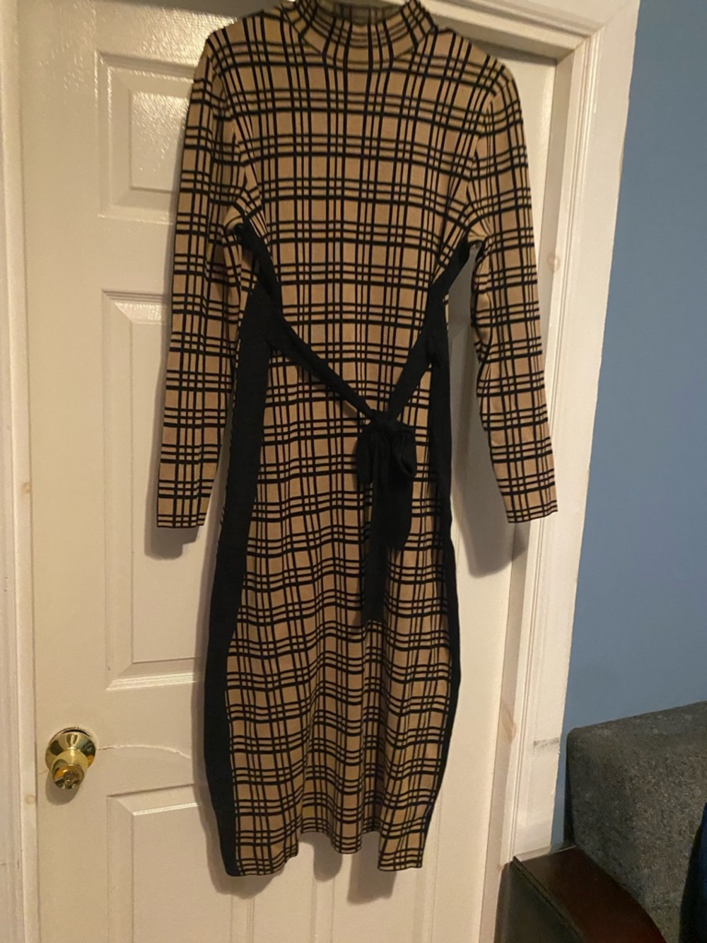 Classic Plaid Long-Sleeve Knit Dress in Beige and Black